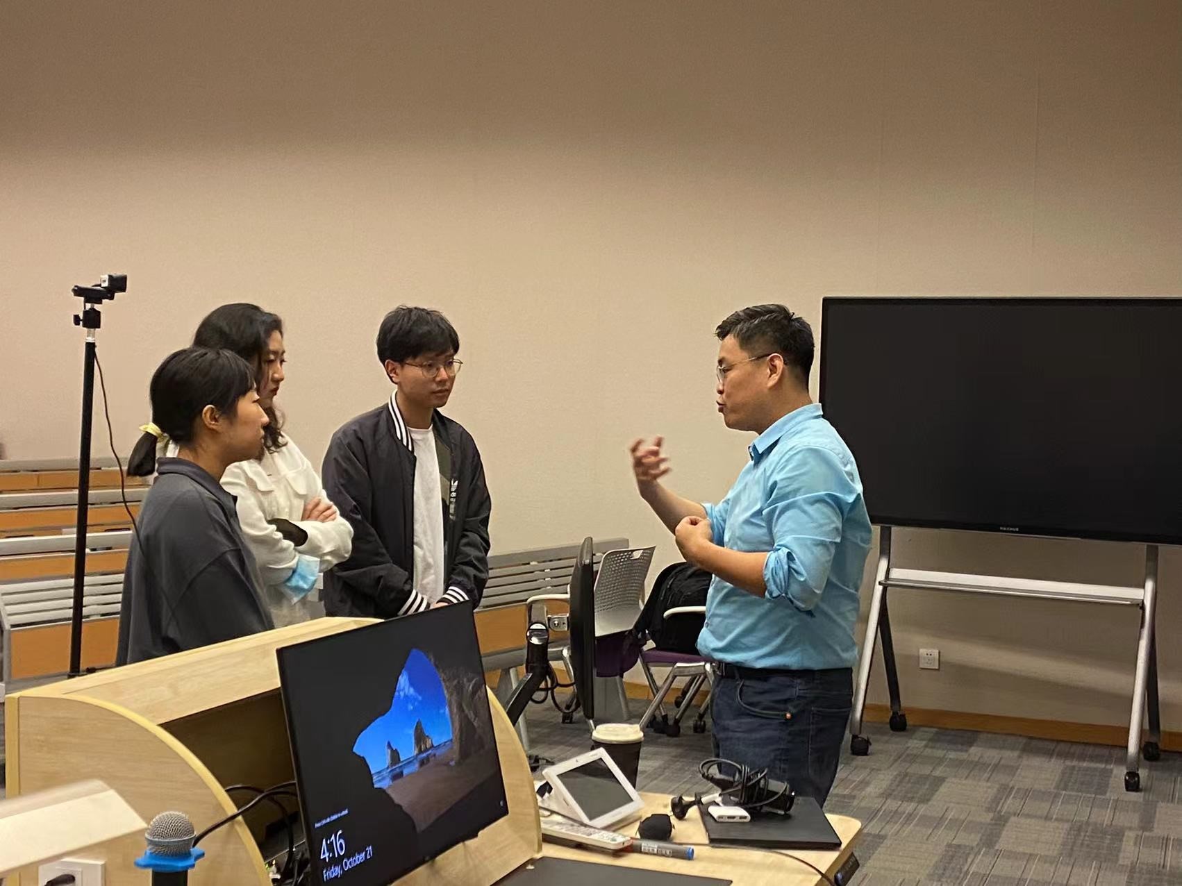 Jason Lu, VP of Public Service at ANT Group, discussing blockchain, privacy computing, and risk control with students. 