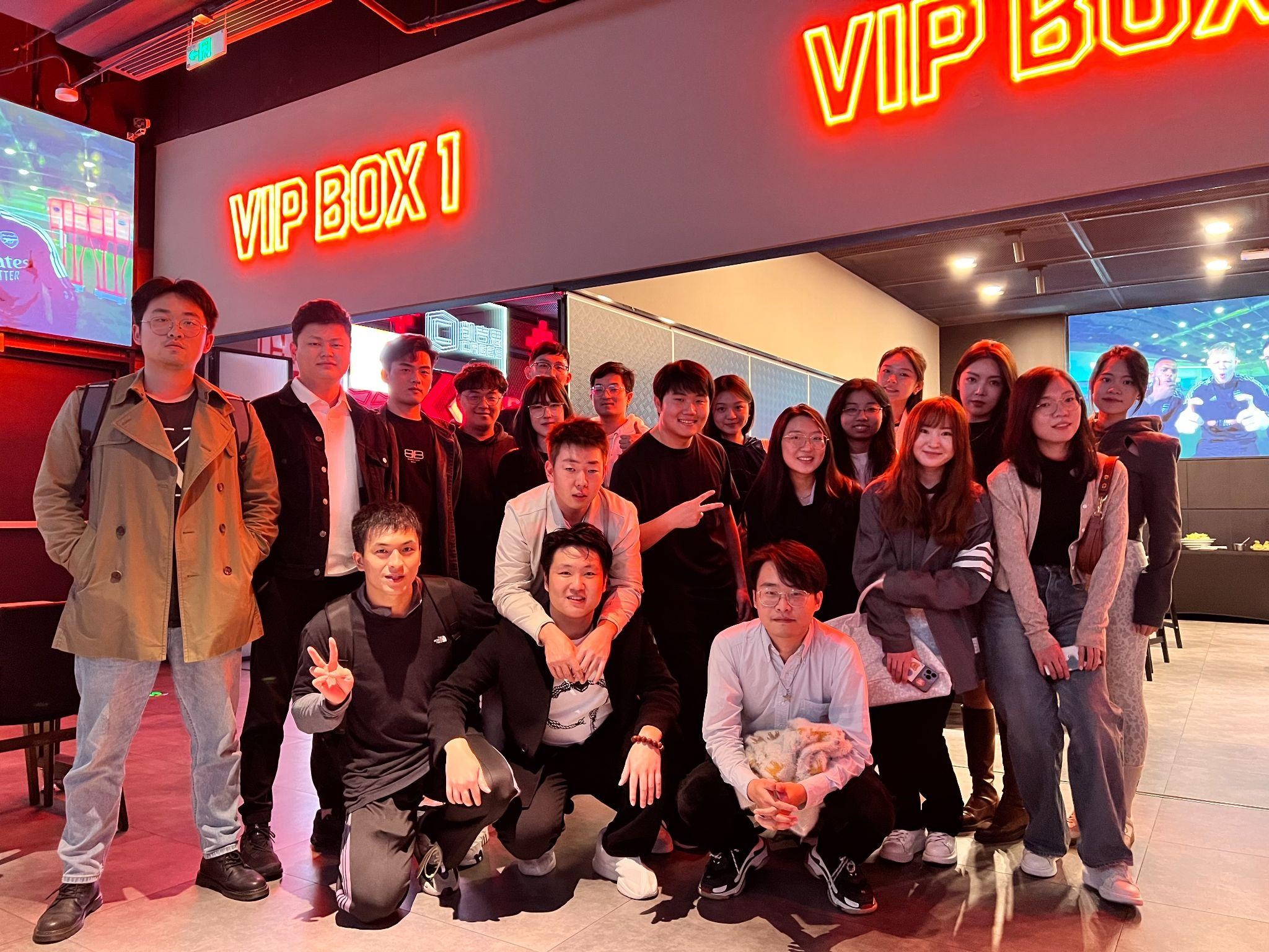 MSOMS students having dinner at Cages.